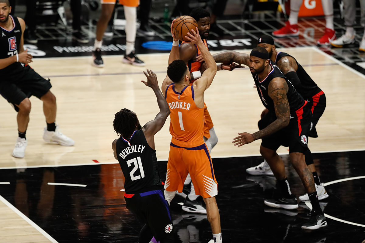 九游体育-浓眉哥连续十五场比赛得分超过出色防守，塞尔维亚队不断突破！-九游体育